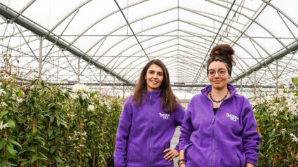 Deux jeunes femmes debout dans une serre