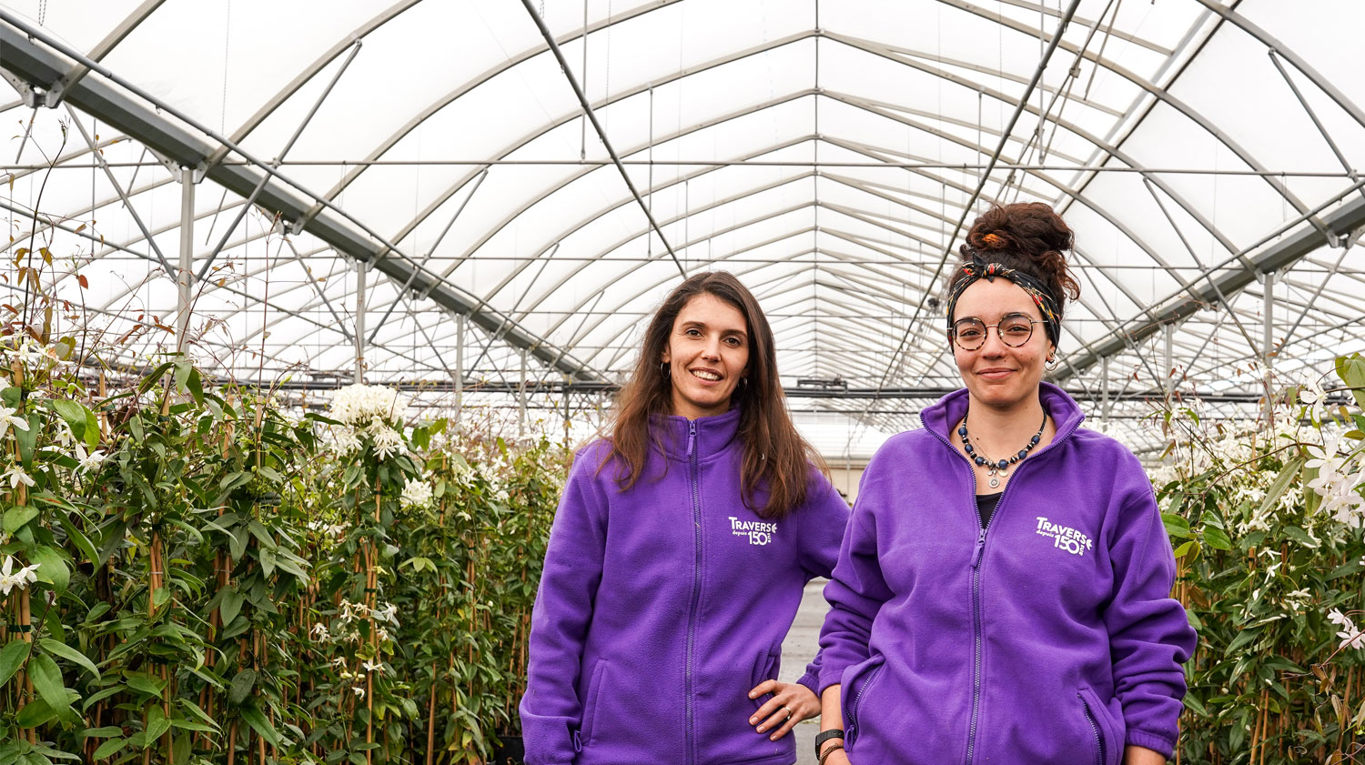 Deux jeunes femmes dans une serre