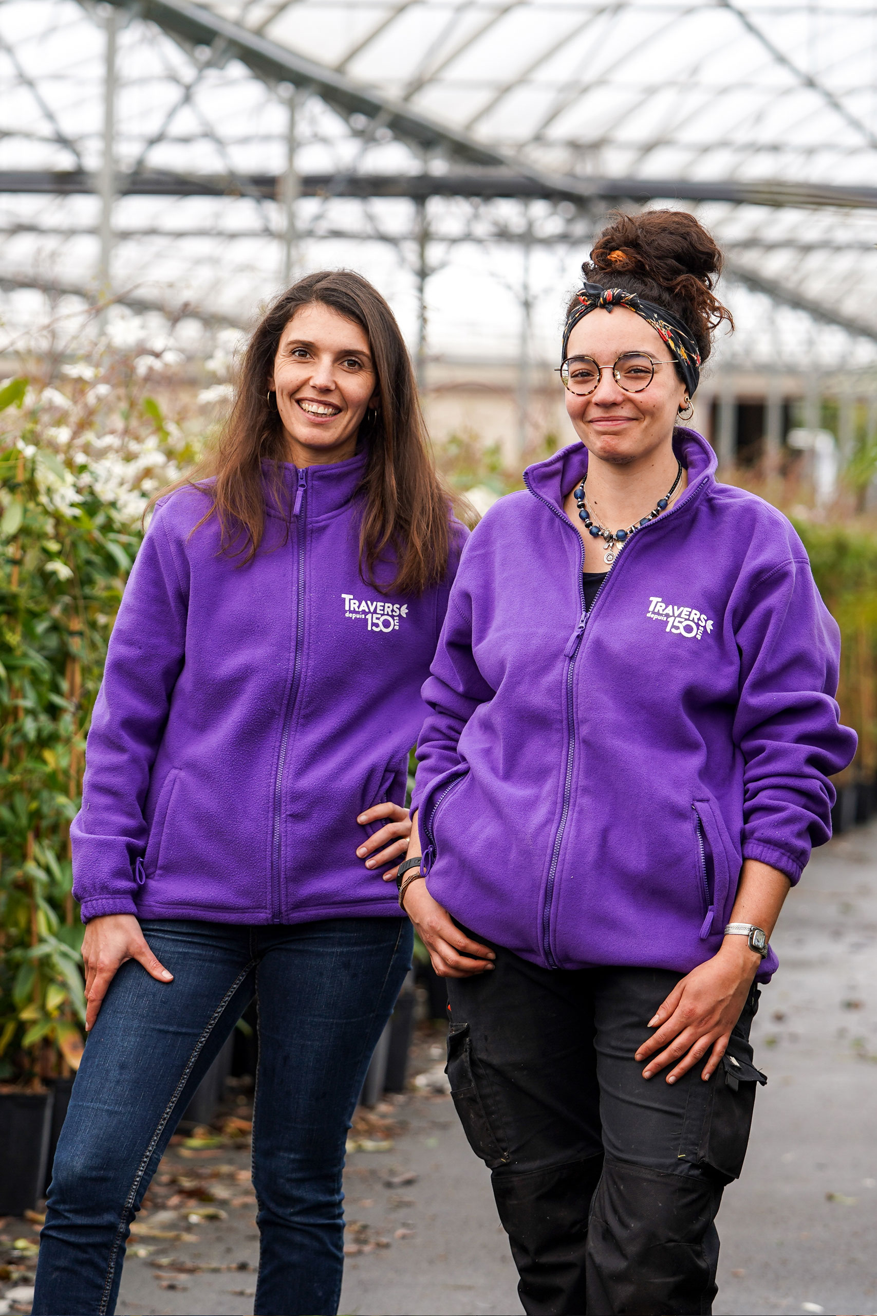 Deux femmes dans une serre avec un pull violet